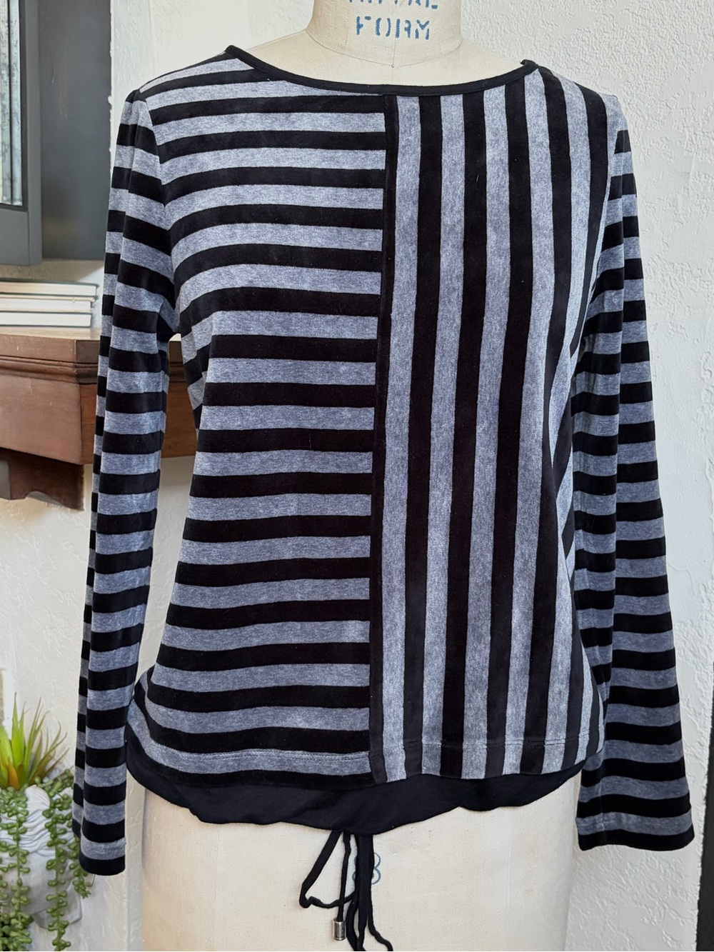 Chico's Zenergy Striped Top Black Gray Long Sleeve Drawstring Hem Size 0 S